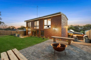 Beachside Weekender Retreat with Spa sleeps 11-13, Ocean Grove